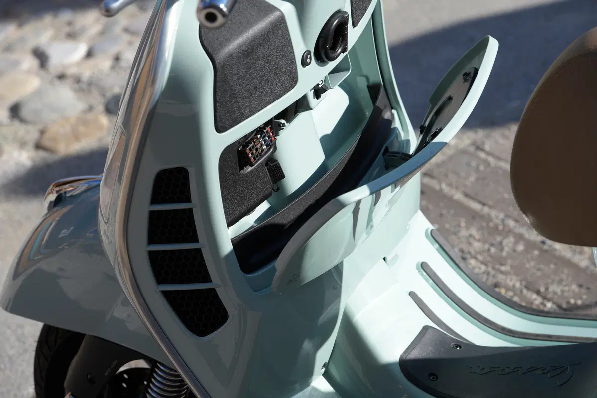 Piaggio Vespa GTS 300 HPE. Tipa da spiaggia (97)