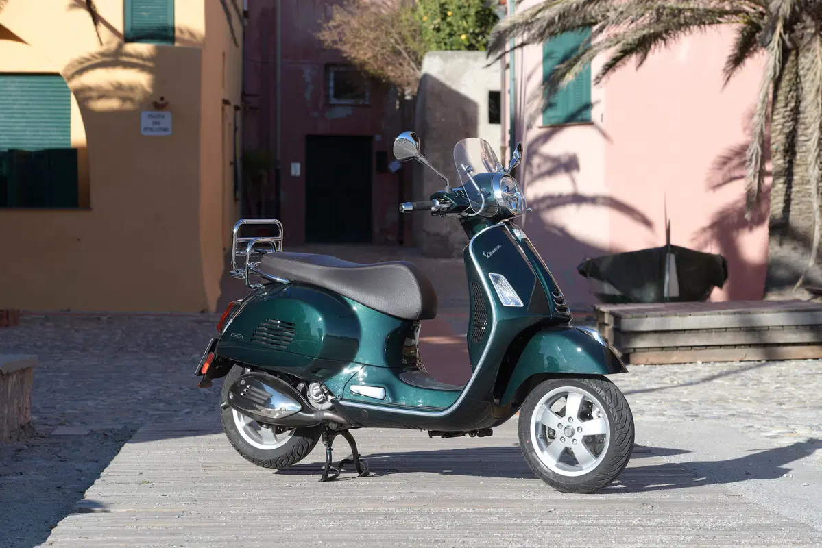 Piaggio Vespa GTS 300 HPE. Tipa da spiaggia (104)