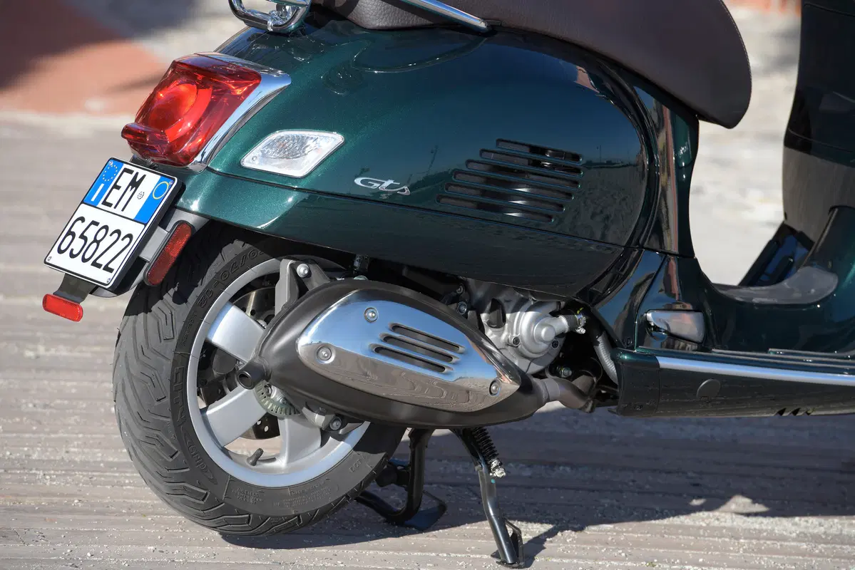 Piaggio Vespa GTS 300 HPE. Tipa da spiaggia (105)