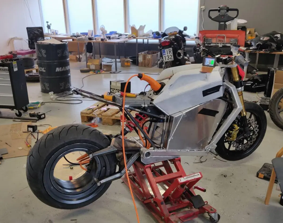 RMK E2: il futuro è già presente con questa moto elettrica (9)