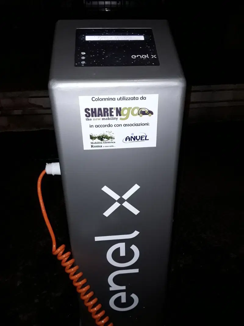 Una delle centraline di ricarica con l'adesivo che ne segnala l'uso per i clienti del servizio di car sharing