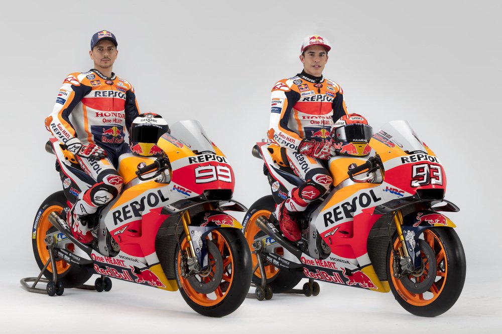 Lorenzo e Marquez in sella alle moto 2019