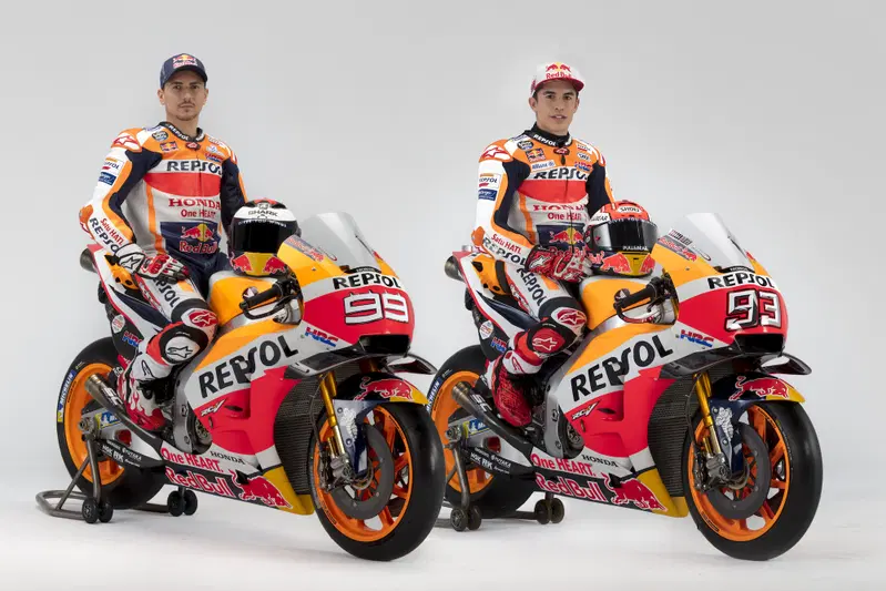 Lorenzo e Marquez in sella alle moto 2019