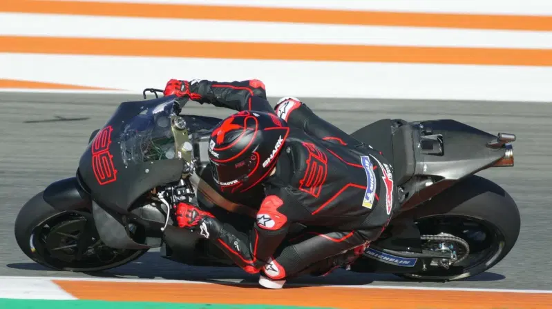Jorge Lorenzo impegnato nei test di Valencia