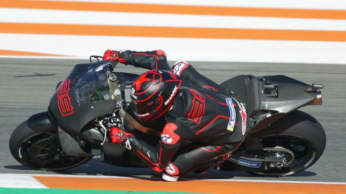 Jorge Lorenzo impegnato nei test di Valencia