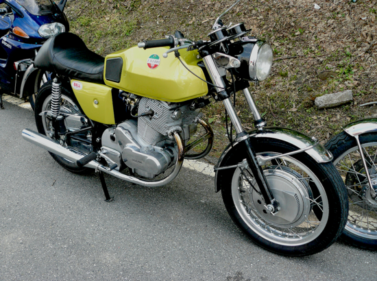 Al Salone di Milano del 1969 la Laverda ha presentato la 750 SF, destinata a ottenere una notevole popolarità tra gli appassionati. Quella mostrata nella foto è la prima versione, con carburatori da 30 mm e tubo compensatore posto nella parte iniziale dei due scarichi