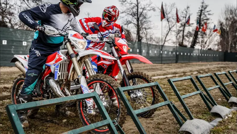 Beta 125 Enduro TEST 2 tempi vs 4 tempi: sfida in pista