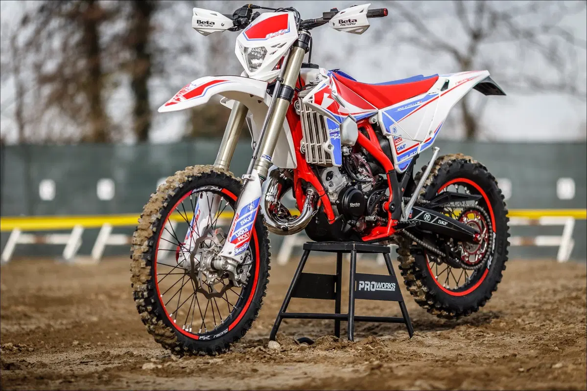 Beta 125 Enduro TEST 2 tempi vs 4 tempi: sfida in pista