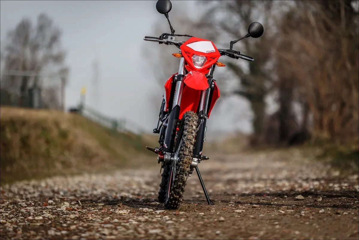 Beta 125 Enduro TEST 2 tempi vs 4 tempi: sfida in pista (2)