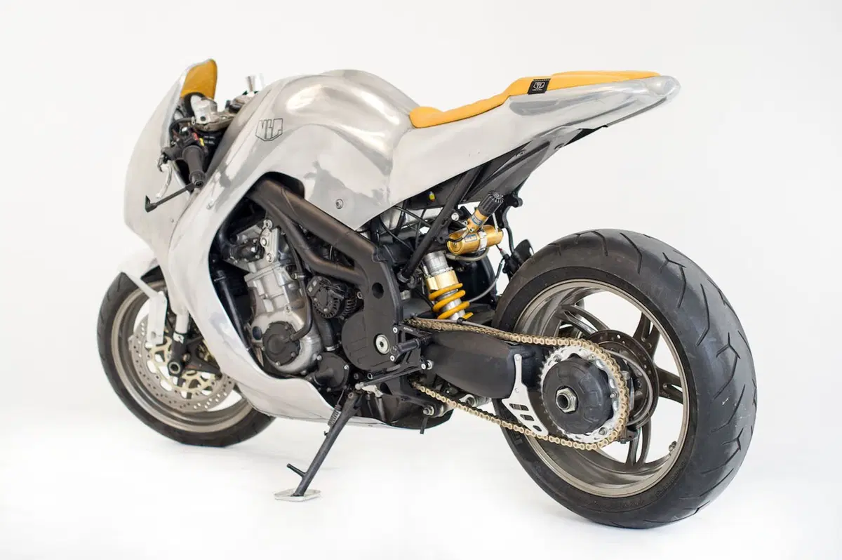 Triumph Speed Triple: una creazione bizzarra di Metalbike Garage (10)