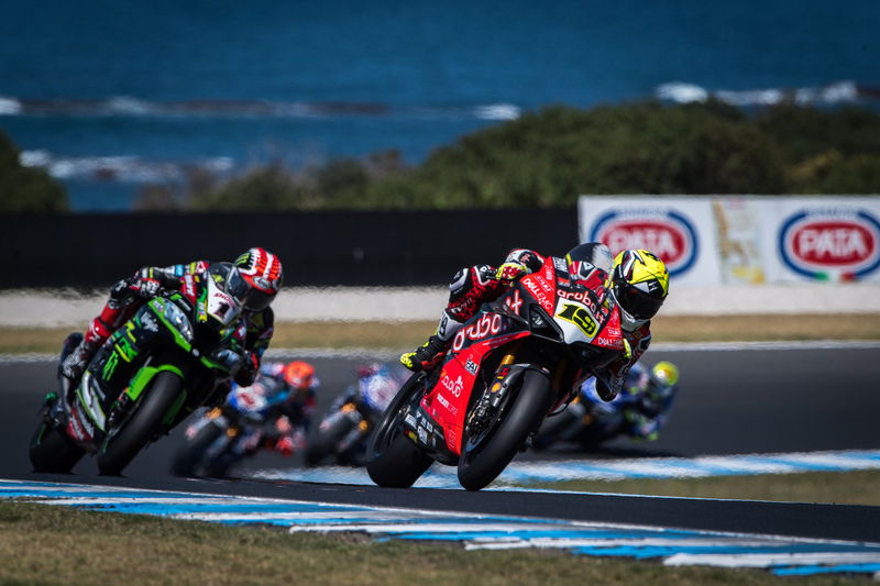 Alvaro Bautista conduce davanti a Rea