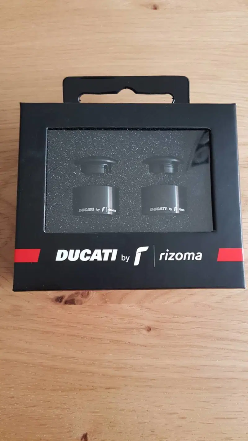 Set terminali Ducati neri Sconto 25%