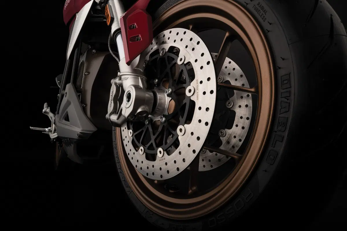 Zero SR/F. Lancia la sfida alle moto tradizionali (5)