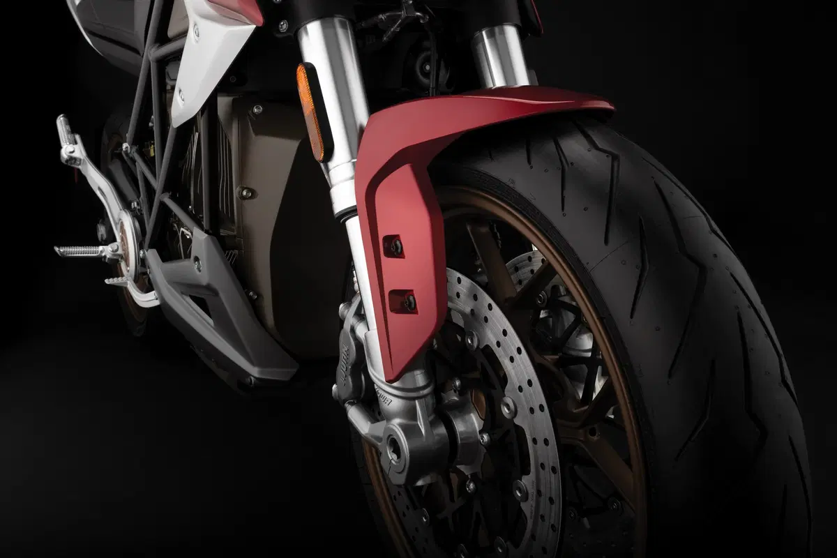 Zero SR/F. Lancia la sfida alle moto tradizionali (7)