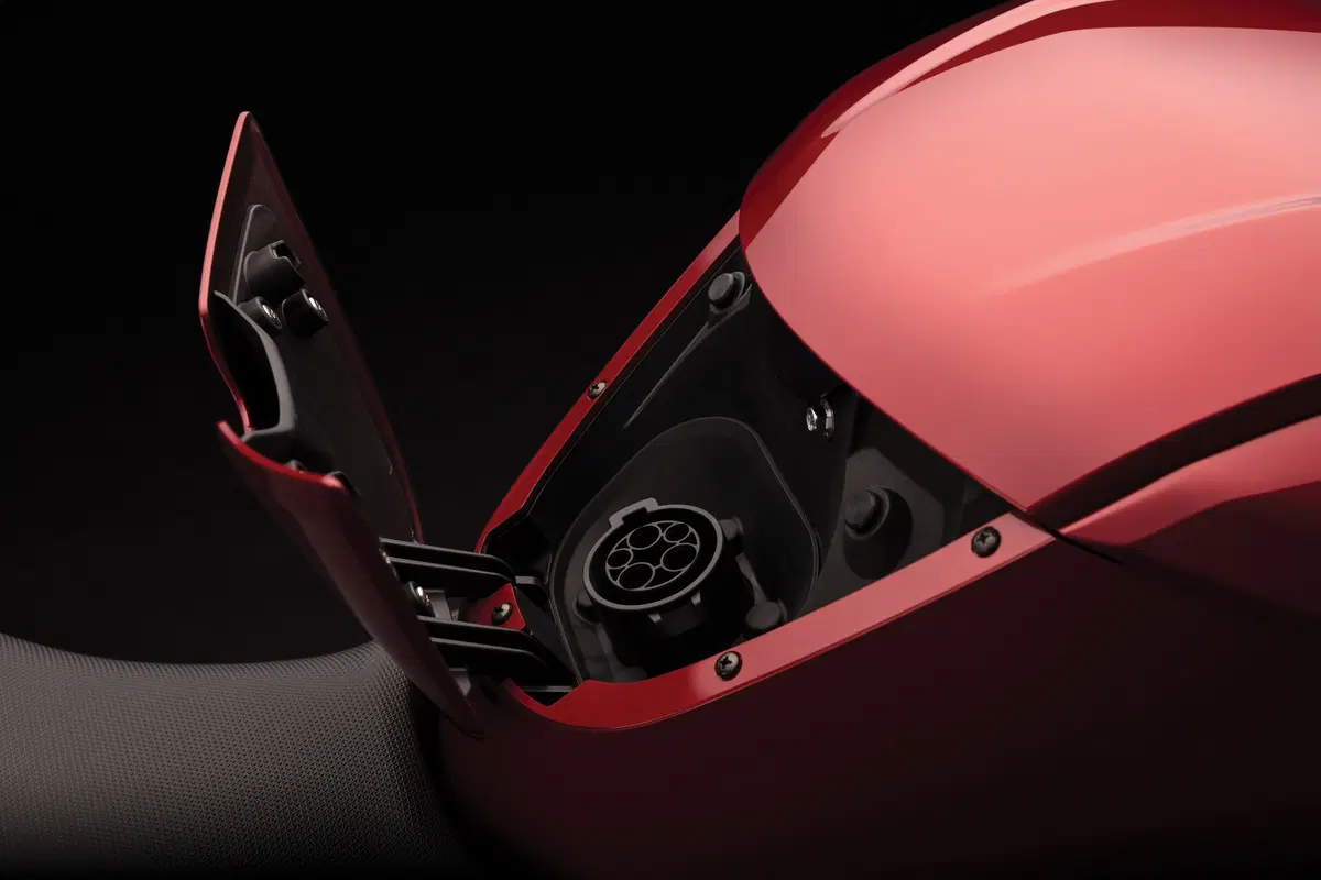Zero SR/F. Lancia la sfida alle moto tradizionali (9)