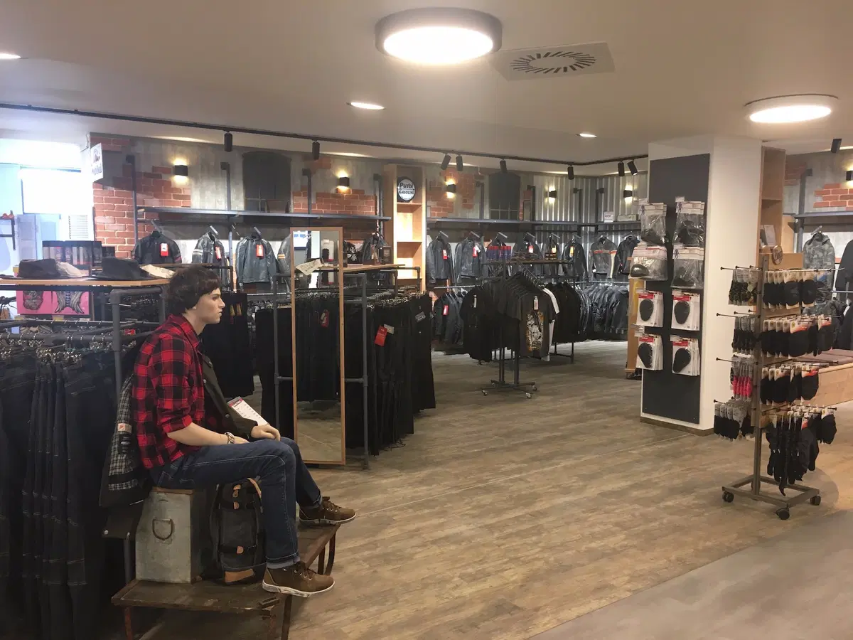 Louis Moto, il numero uno di abbigliamento e accessori (2)