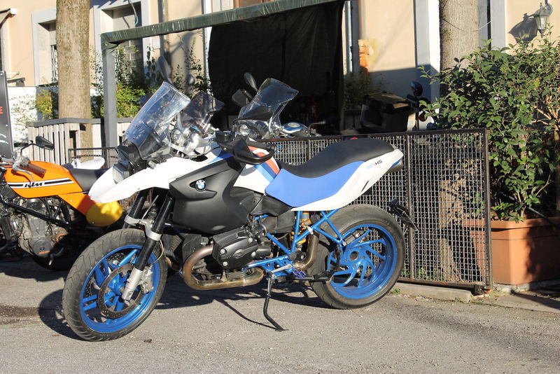 Con il motore da 122 CV, la GS cambia volto e si trasforma in una superbike