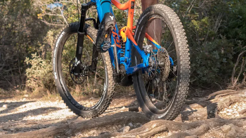 Vittorio Gambirasio passa all'e-enduro con Giant