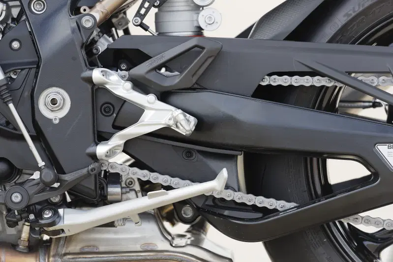 Il comando del cambio, facilmente reversibile, per la BMW S1000RR 2019