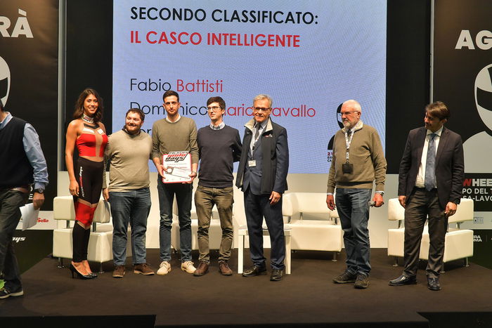 Il secondo classificato del contest, con il casco dotato di realtà aumentata