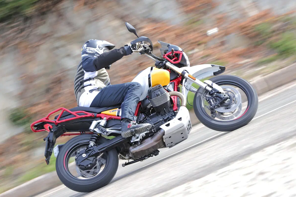 Moto Guzzi V85TT TEST: video anteprima (8)