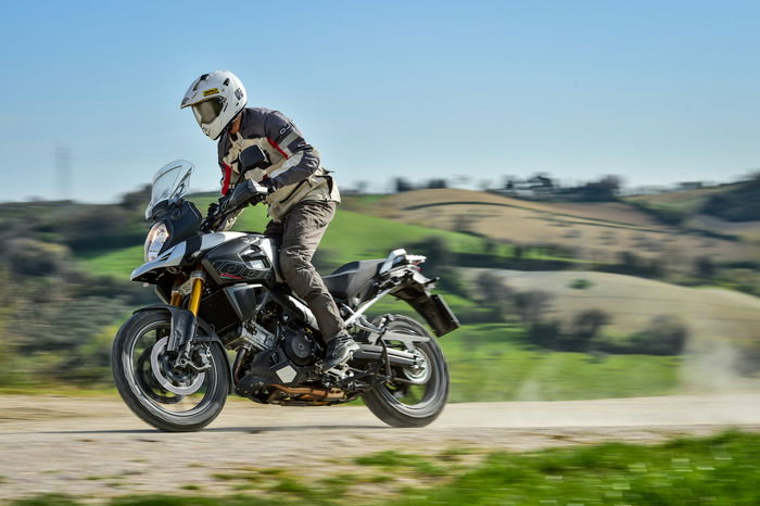 La V-Strom 1000 se l'è cavata molto bene in offroad, ma il suo terreno preferito resta l'asfalto. Qui è una delle maxi enduro più piacevoli in assoluto   