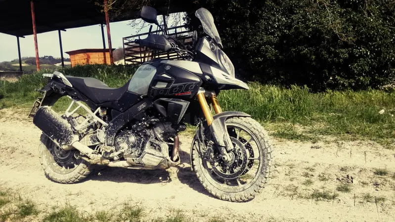 La moto del nostro test, equipaggiata con le Pirelli Scorpion Rally. Sono ottime su sterrato, ma non risultano omologate per questa moto