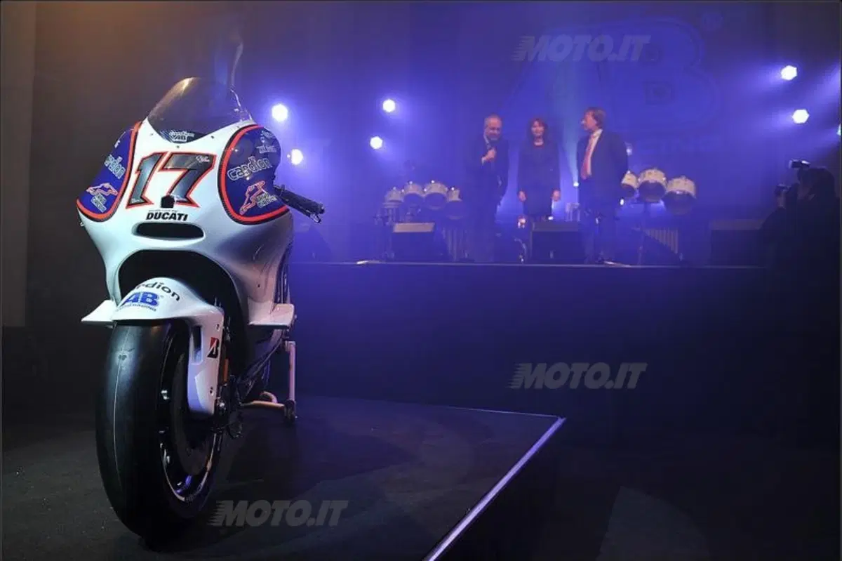 Karel Abraham presenta la sua Ducati GP11 con i colori Cardion AB (2)