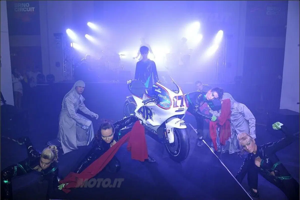 Karel Abraham presenta la sua Ducati GP11 con i colori Cardion AB (3)