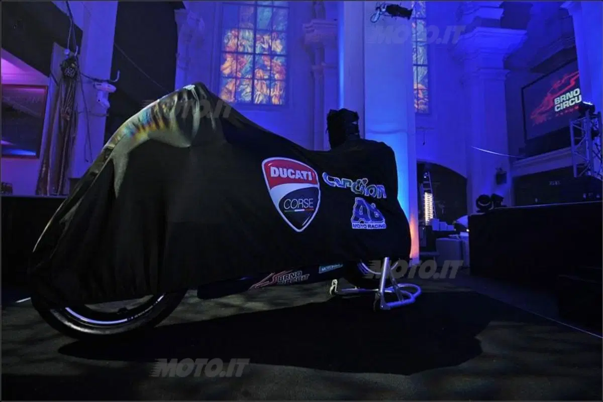 Karel Abraham presenta la sua Ducati GP11 con i colori Cardion AB (5)