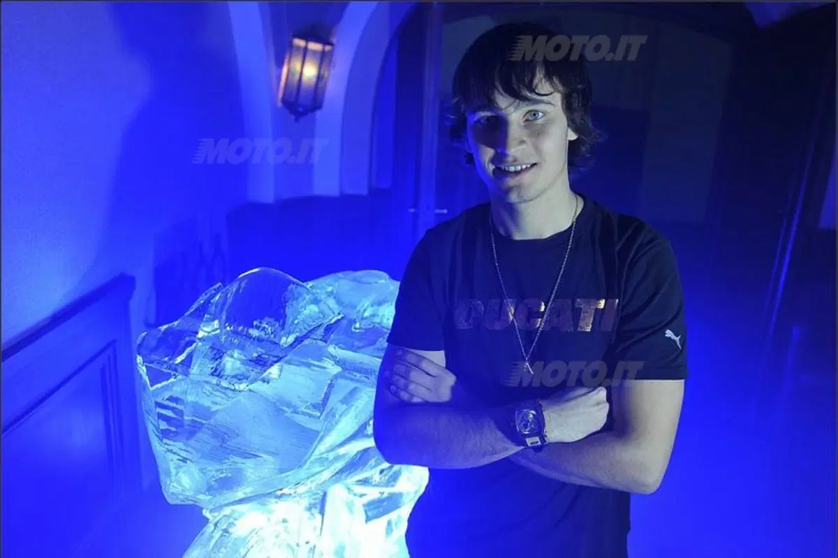 Karel Abraham presenta la sua Ducati GP11 con i colori Cardion AB (11)