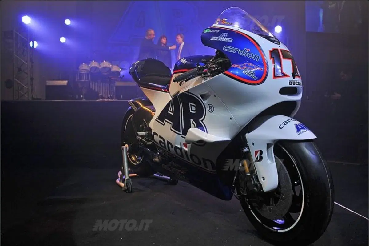 Karel Abraham presenta la sua Ducati GP11 con i colori Cardion AB (13)
