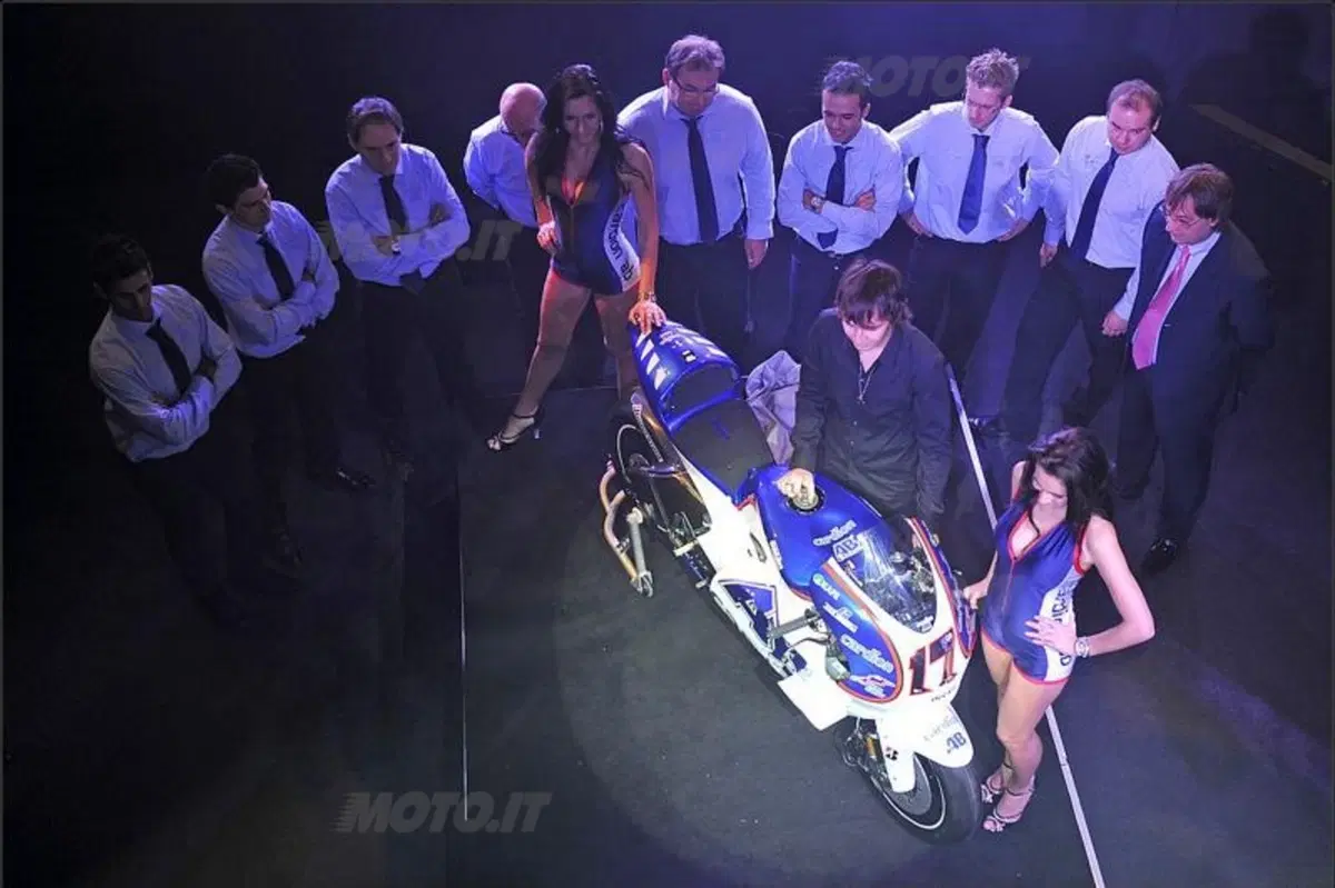 Karel Abraham presenta la sua Ducati GP11 con i colori Cardion AB (14)