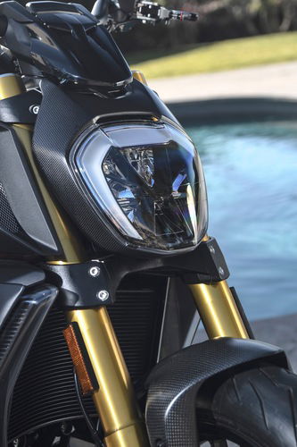 Il catalogo Performance prevede anche il coperchio faro in fibra di carbonio per la Ducati Diavel 1260S