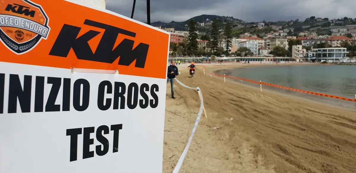 Trofeo Enduro KTM, prima prova a Sanremo: Gio Sala ci spiega come si guida sulla sabbia! (3)