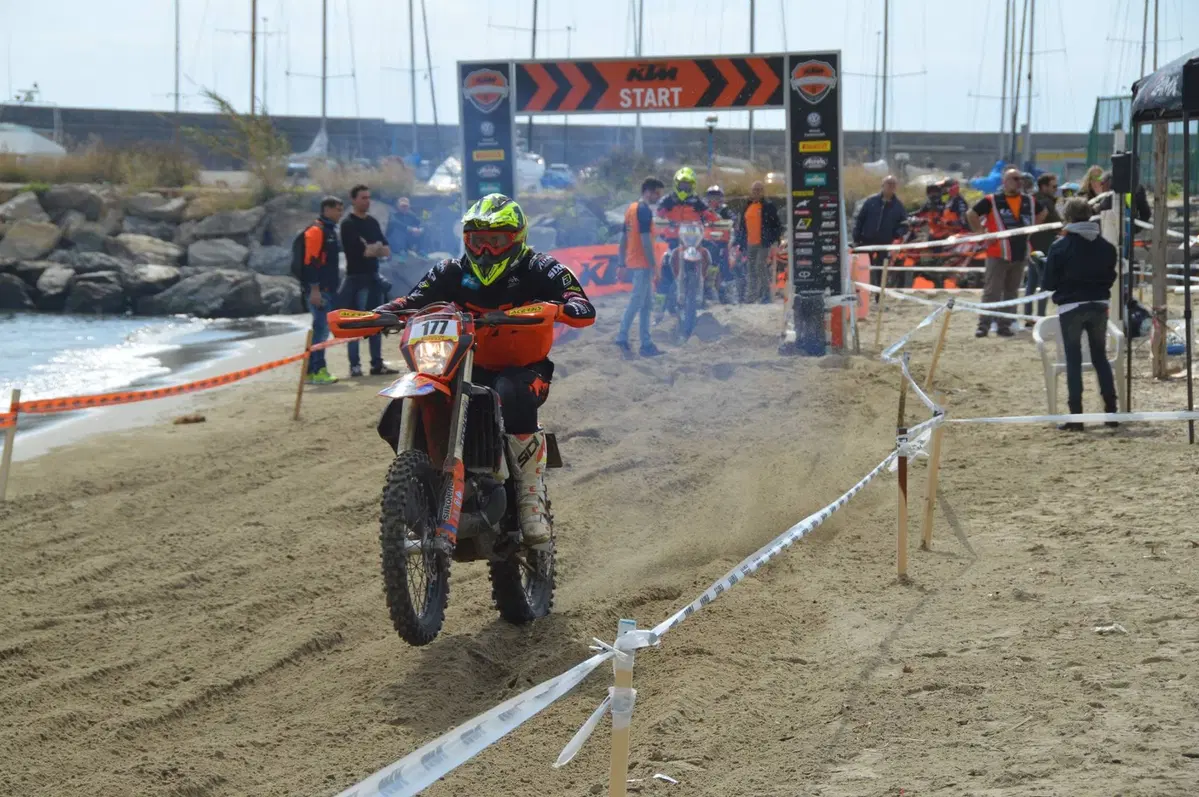 Trofeo Enduro KTM, prima prova a Sanremo: Gio Sala ci spiega come si guida sulla sabbia! (11)
