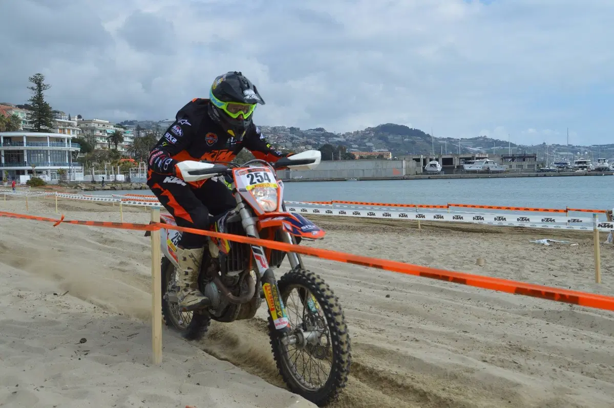 Trofeo Enduro KTM, prima prova a Sanremo: Gio Sala ci spiega come si guida sulla sabbia! (4)