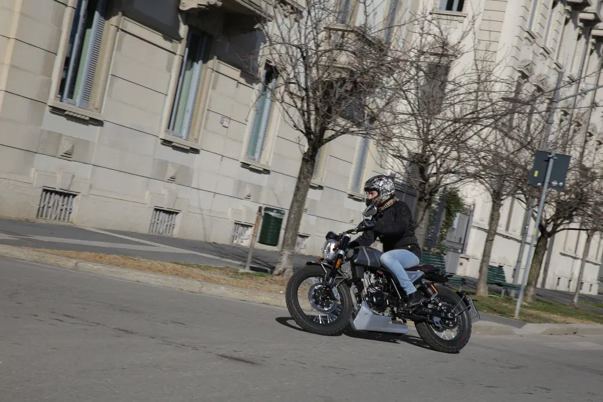 F.B Mondial HPS 300: la prova della moto dal look rétro, adatta a chi si avvicina alle due ruote (2)