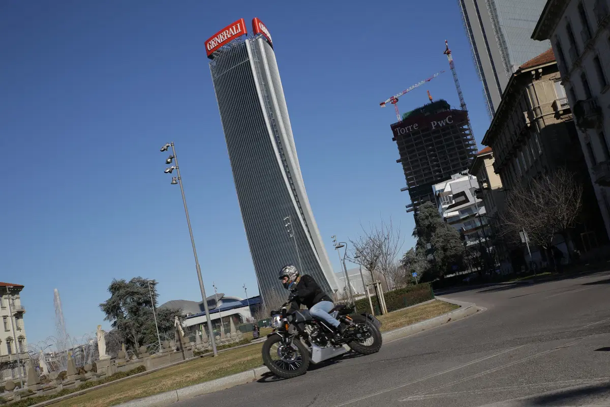 F.B Mondial HPS 300: la prova della moto dal look rétro, adatta a chi si avvicina alle due ruote (3)