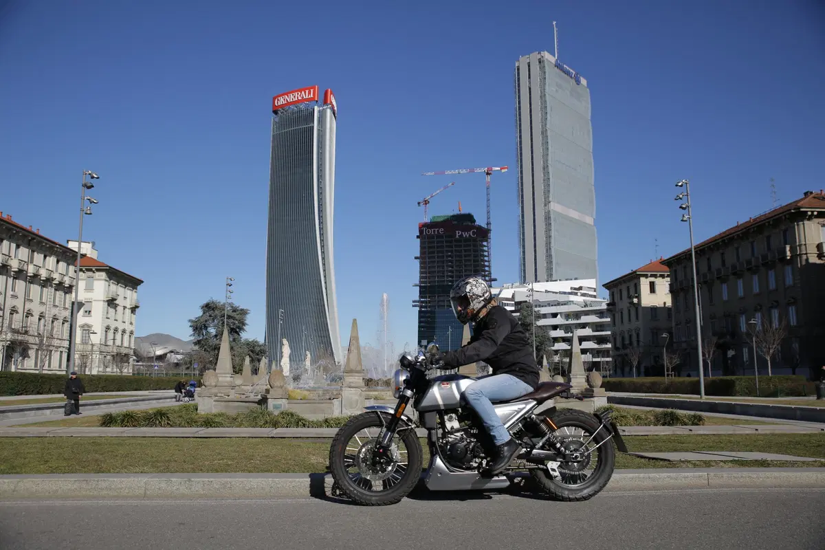 F.B Mondial HPS 300: la prova della moto dal look rétro, adatta a chi si avvicina alle due ruote (4)