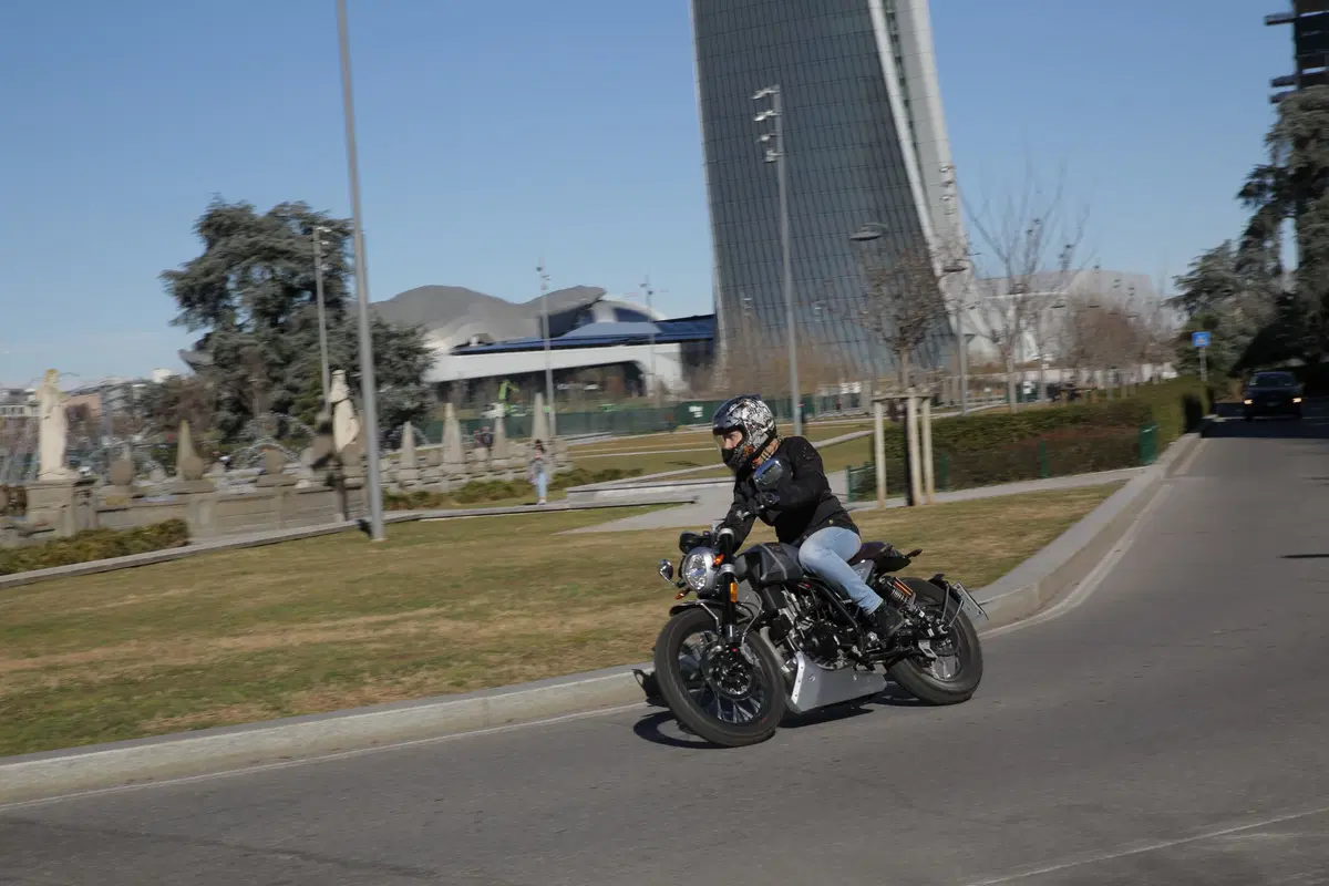 F.B Mondial HPS 300: la prova della moto dal look rétro, adatta a chi si avvicina alle due ruote (5)