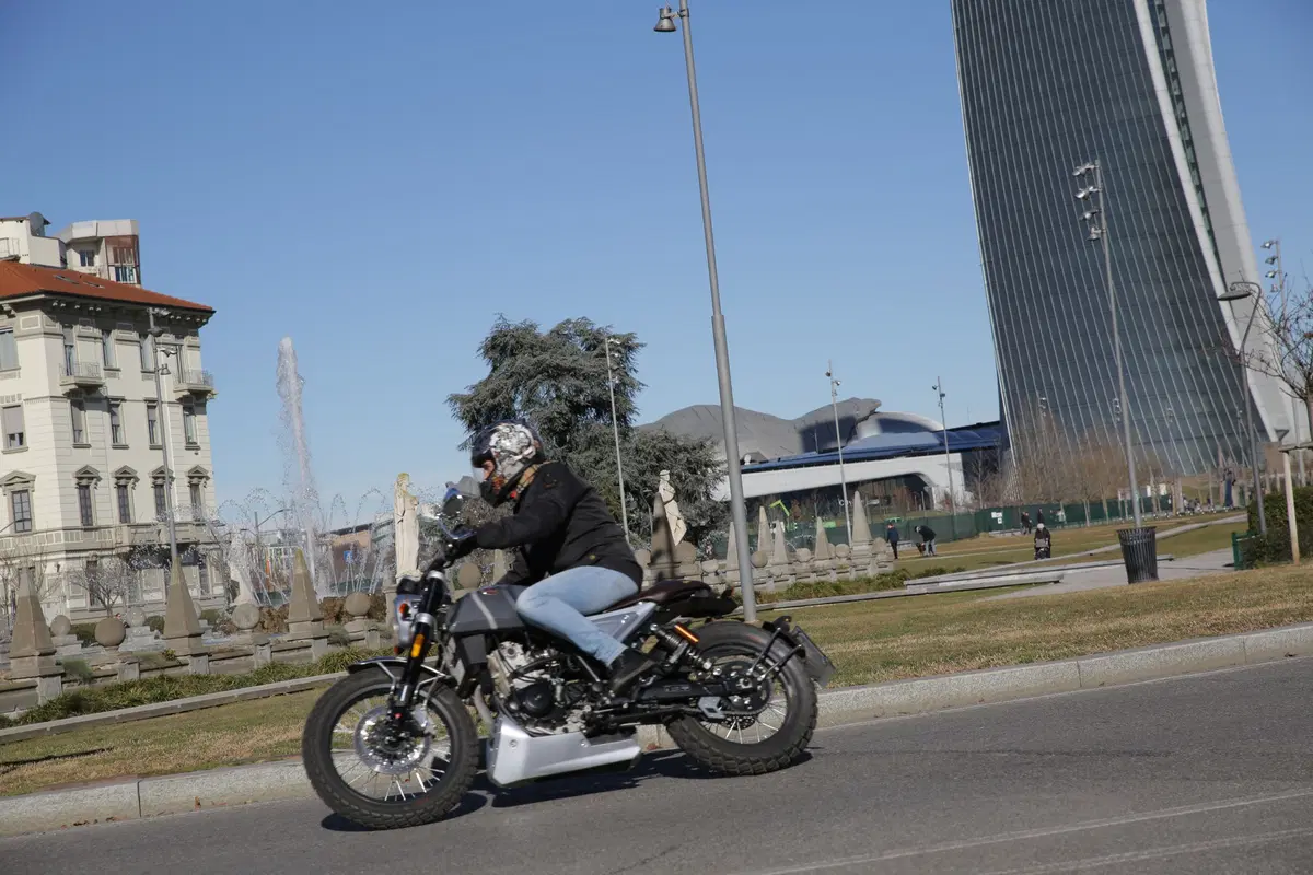 F.B Mondial HPS 300: la prova della moto dal look rétro, adatta a chi si avvicina alle due ruote (7)