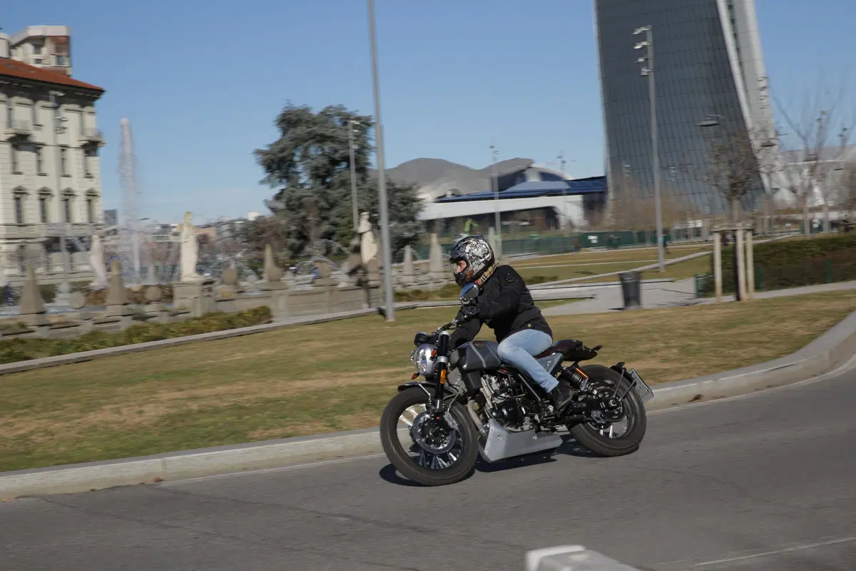 F.B Mondial HPS 300: la prova della moto dal look rétro, adatta a chi si avvicina alle due ruote (6)