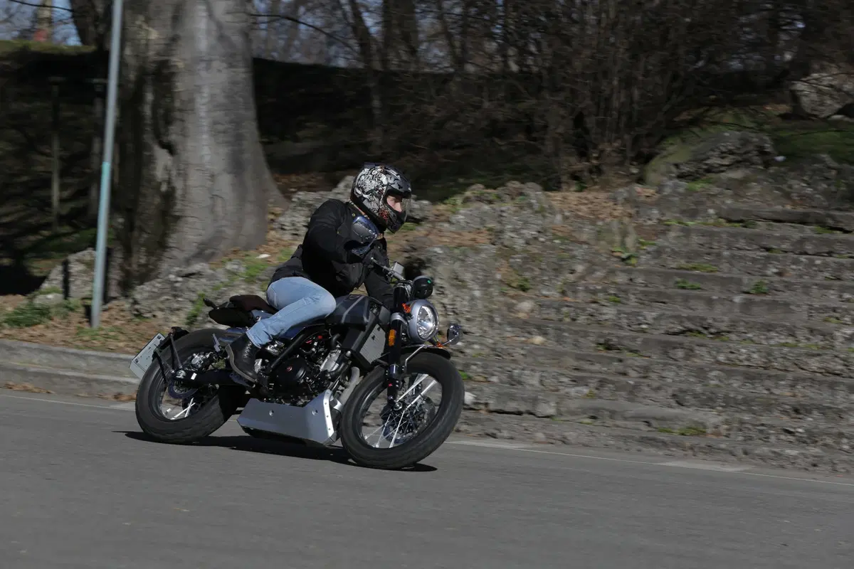 F.B Mondial HPS 300: la prova della moto dal look rétro, adatta a chi si avvicina alle due ruote (8)