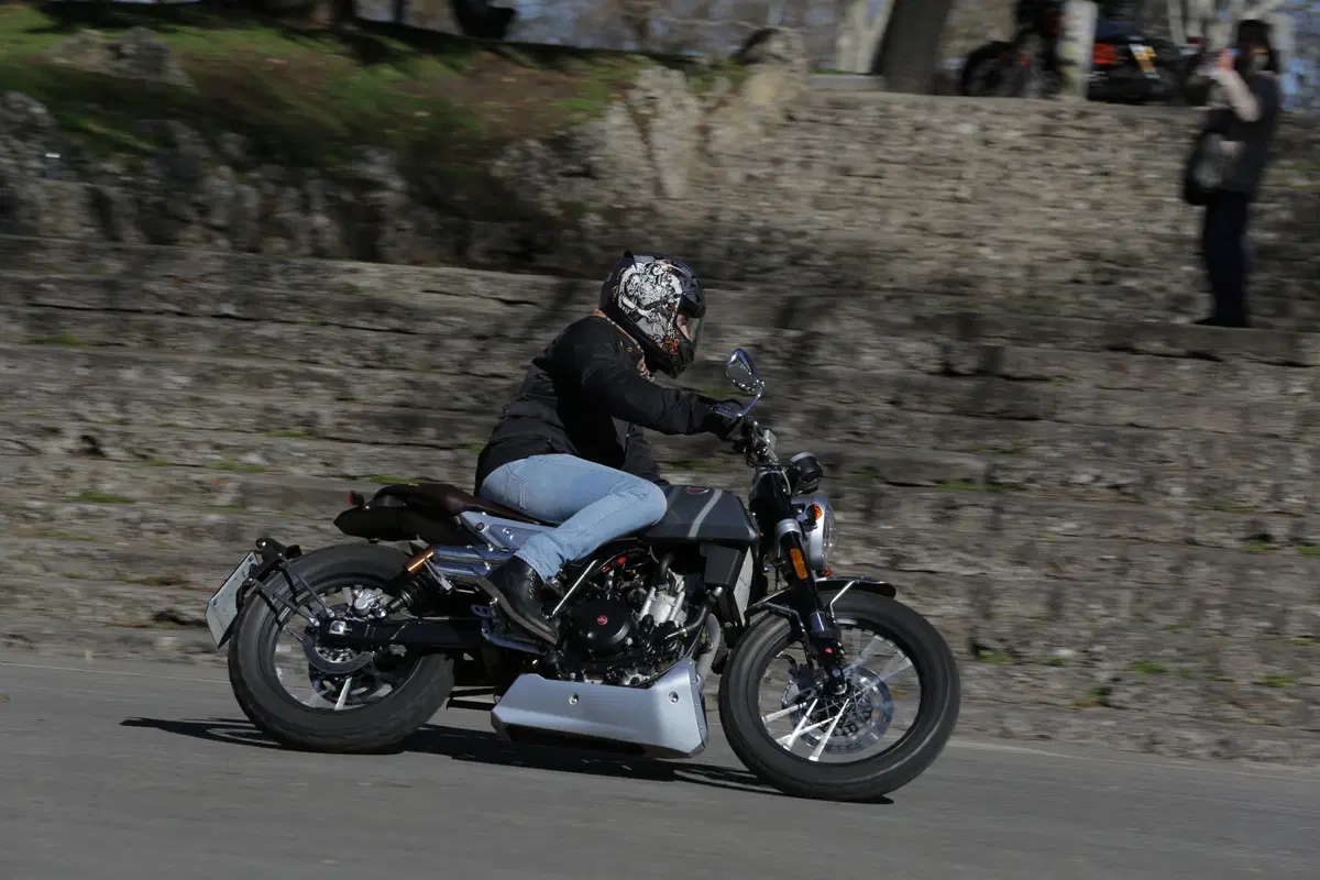 F.B Mondial HPS 300: la prova della moto dal look rétro, adatta a chi si avvicina alle due ruote (9)