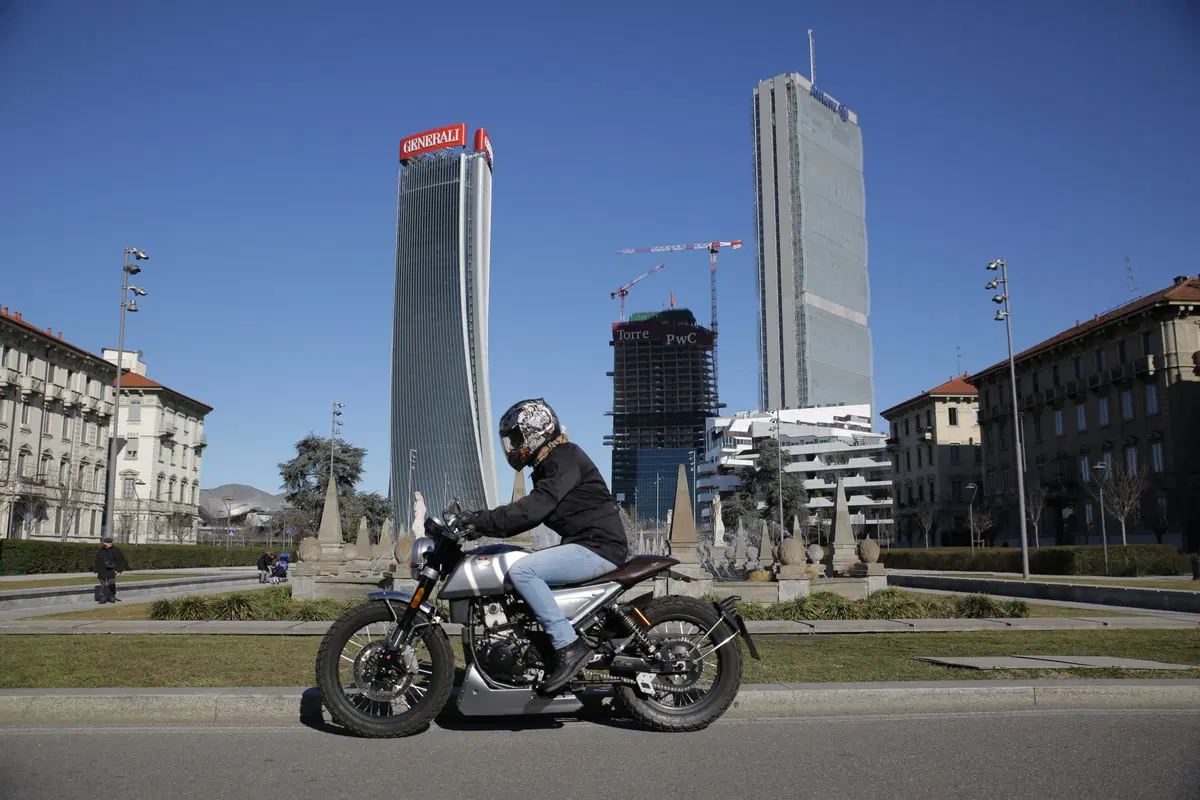 F.B Mondial HPS 300: la prova della moto dal look rétro, adatta a chi si avvicina alle due ruote (10)