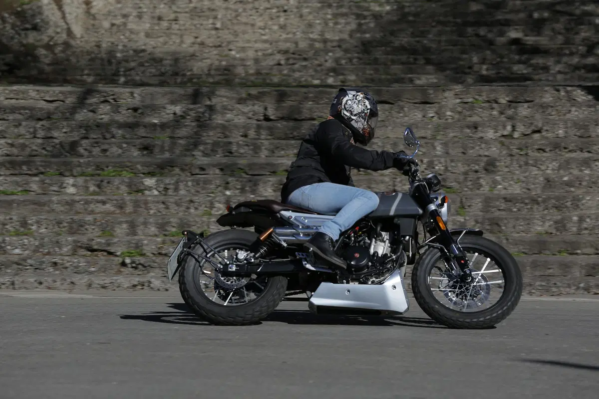 F.B Mondial HPS 300: la prova della moto dal look rétro, adatta a chi si avvicina alle due ruote (11)
