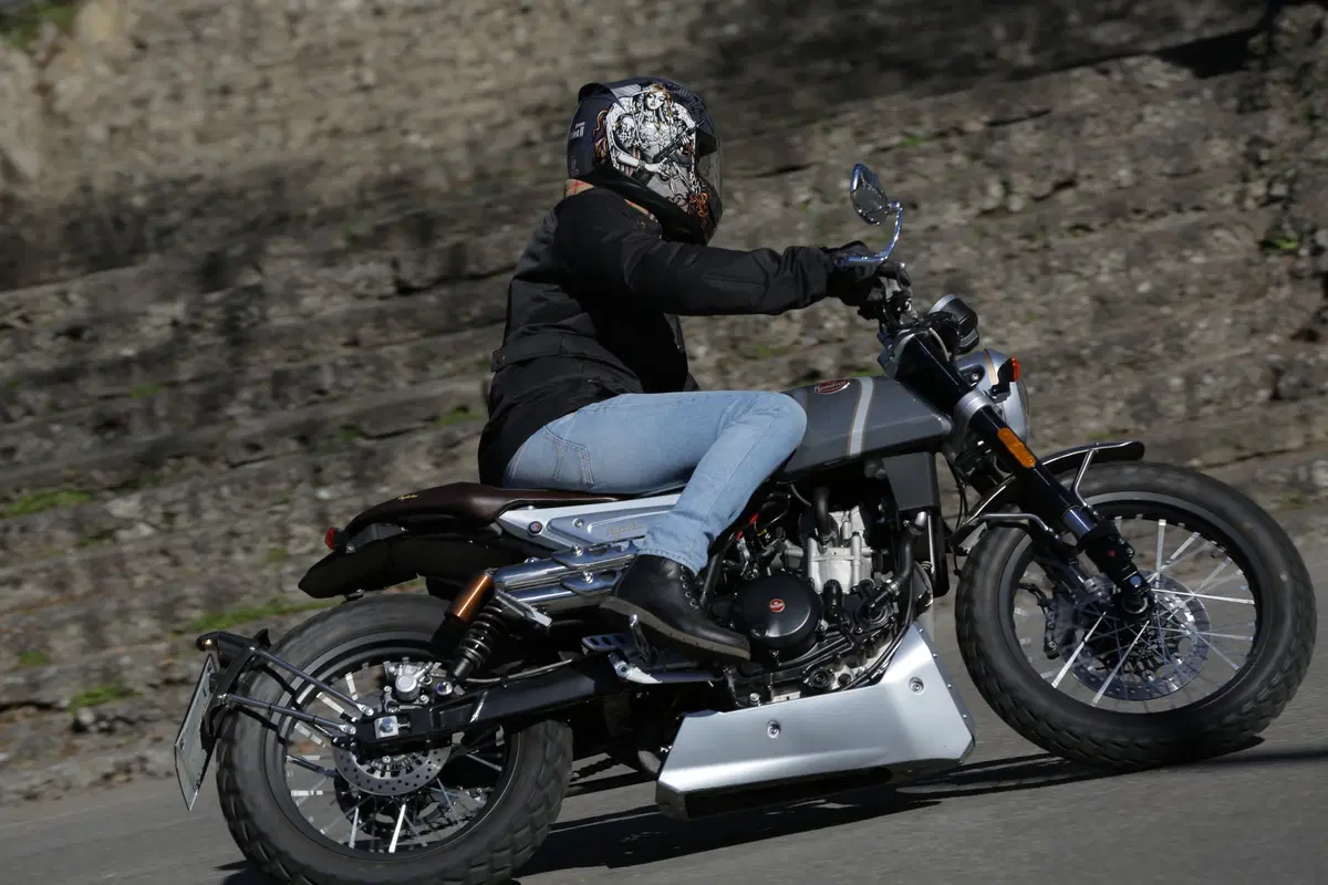 F.B Mondial HPS 300: la prova della moto dal look rétro, adatta a chi si avvicina alle due ruote (12)