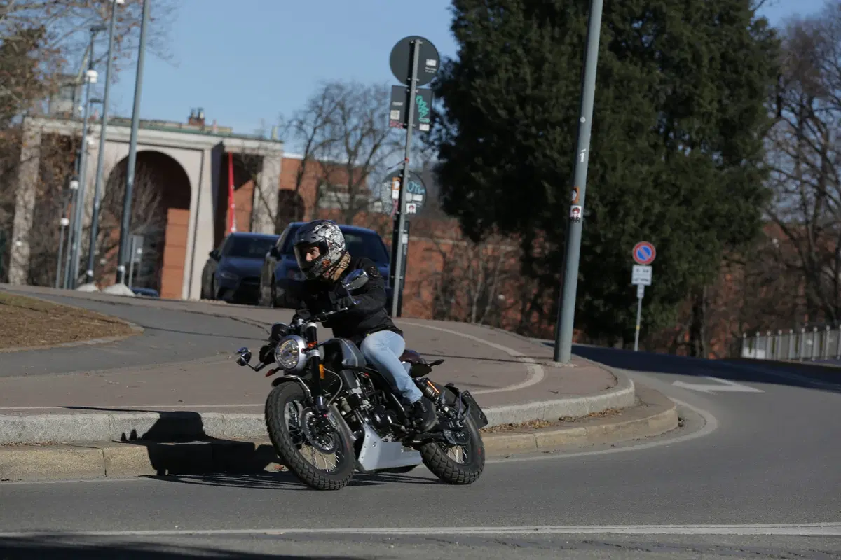 F.B Mondial HPS 300: la prova della moto dal look rétro, adatta a chi si avvicina alle due ruote