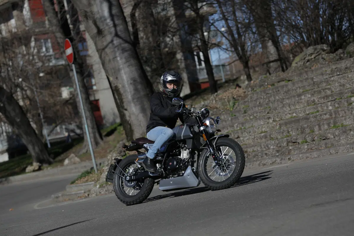 F.B Mondial HPS 300: la prova della moto dal look rétro, adatta a chi si avvicina alle due ruote (13)